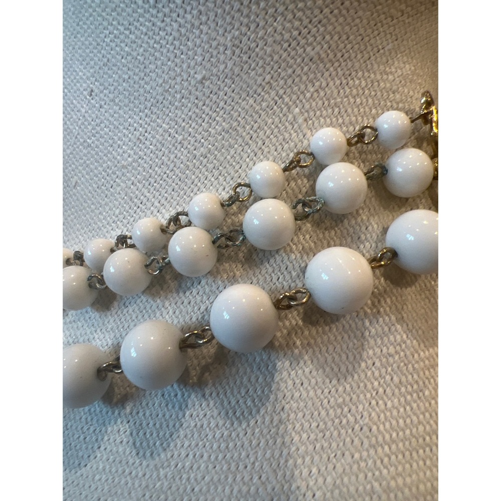 Vintage Milk Glass Necklace - Picture 4 of 6